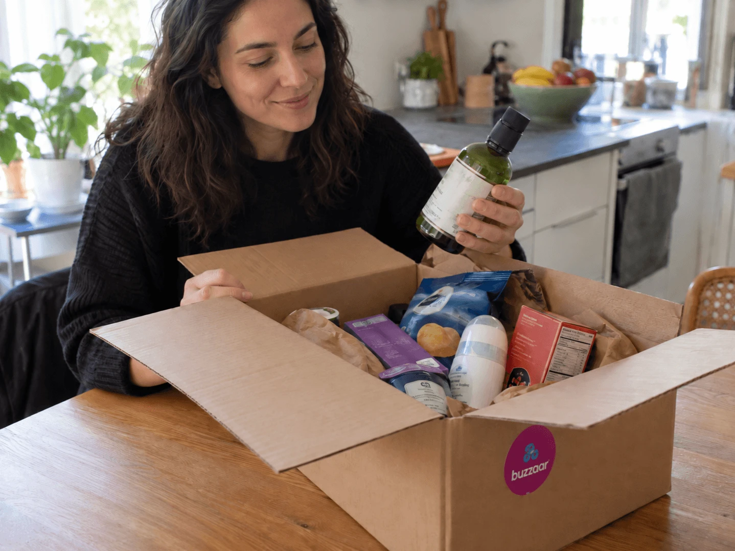 Unboxing de um Buzz-Kit da marca com os produtos organizados dentro
